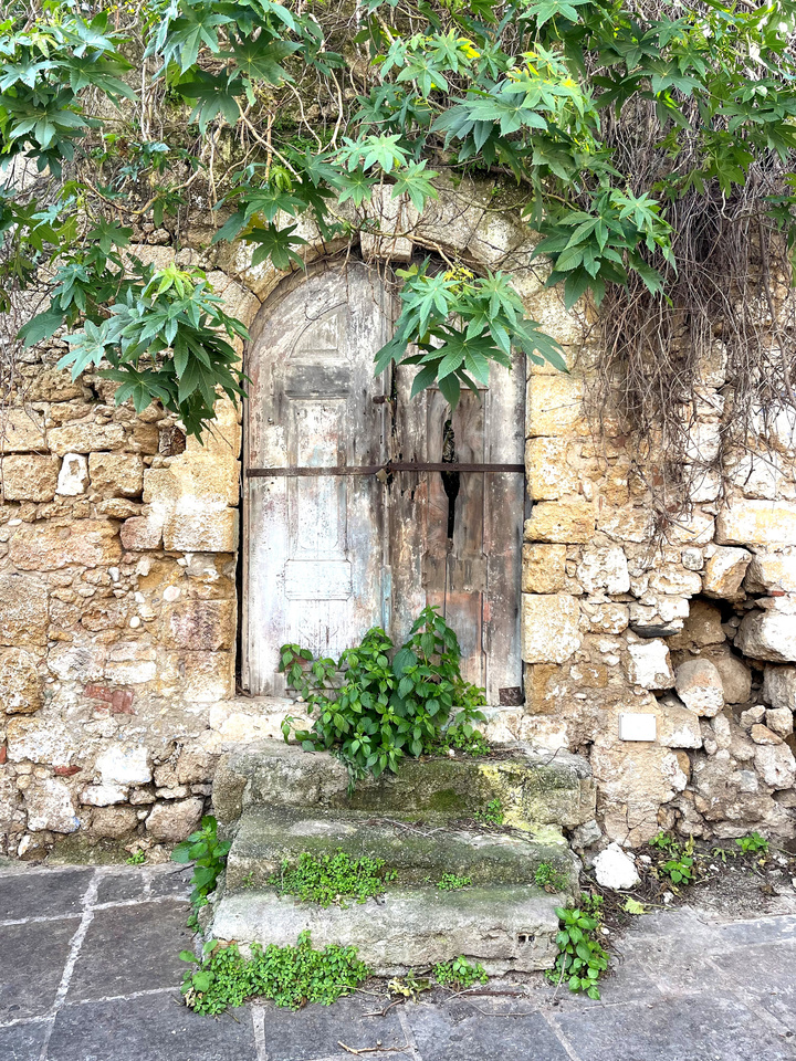 Myrto  Une porte, une histoire... • Each door has its history...