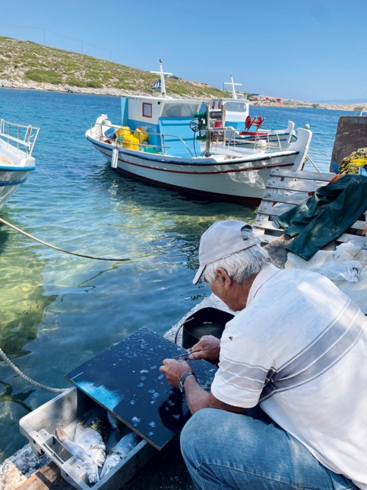 Οι περισσότεροι ψαράδες του Αγαθονησίου περνούν τη µέρα τους στο ψαροχώρι «Καθολικό», όπου ο Μάρκος Σανδαλής το πρωί της Πέµπτης έψηνε φαγκριά