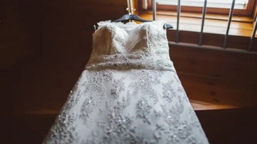 Δασμό σε... νυφικό επέβαλε το τελωνείο της Κω σε αγγλίδα που ταξίδευε για να παντρευτεί!