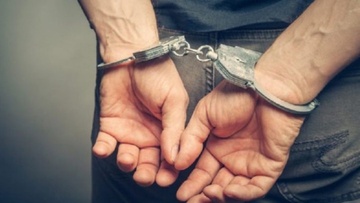 Συνελήφθησαν δύο άτομα επειδή εκκρεμούσαν διεθνή εντάλματα