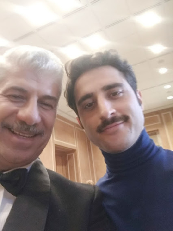 Στις «Άγριες Μέλισσες», σε ένα διάλλειμα από  τα γυρίσματα με τον επίσης επιτυχημένο Ροδίτη ηθοποιό, Γιάννη Βασιλώτο