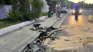 Ρόδος: Σαν από θαύμα βγήκαν ζωντανοί μέσα από τα συντρίμμια του αυτοκινήτου δύο νεαροί