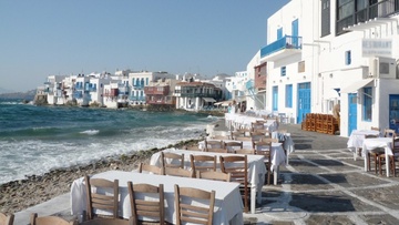 Πόσο απέχει η Μύκονος από τη Ρόδο από τουριστική ματιά!