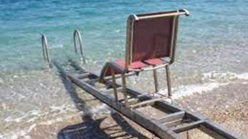 Π. Φωνιαδάκης: Θα παραπεμφθεί στη δικαιοσύνη όποιος ξηλώσει ξύλινους διαδρόμους για ΑμεΑ