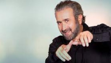 Ο Λάκης Λαζόπουλος χορεύει ζεϊμπέκικο στα στενά του Καστελλόριζου