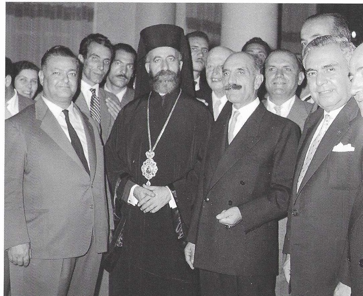 Συνάντηση Μακαρίου-Γρίβα στη Ρόδο. Διακρίνονται (άκρο δεξιά) ο τότε δήμαρχος Μιχαήλ Πετρίδης, ο πρώην δήμαρχος Αθανάσιος Καζούλλης , οι Αργύρης Θεοχάρης. Τάσος Μαραβέλιας, ο δημοσιογράφος Βασ.Χατζηπαπάς 