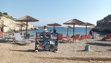 Η πρώτη υπαίθρια δανειστική βιβλιοθήκη δημιουργήθηκε σε παραλία της Ρόδου 