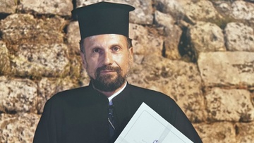 Ο παπάς των Αγίων Αποστόλων που πήρε με άριστα και το πτυχίο του δασκάλου! 