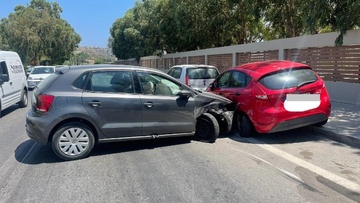 Τροχαίο ατύχημα με εμπλοκή 5 αυτοκινήτων στο Φαληράκι