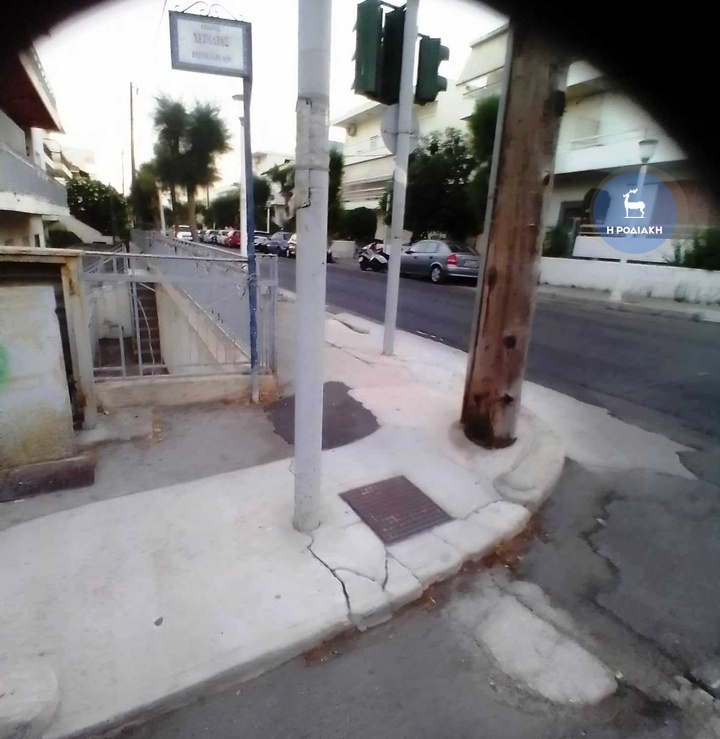 Κεντρικό σημείο της πόλης: Η τσιμεντένια ράμπα είναι  κατεστραμμένη, ενώ στο πεζοδρόμιο έχουν τοποθετηθεί  κολώνα φωτισμού και φωτεινοί σηματοδότες