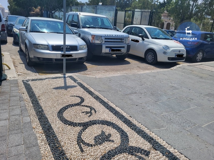 Η απόλυτη αδιαφορία: Αυτοκίνητα έκλεισαν εντελώς την πρόσβαση στον πεζόδρομο