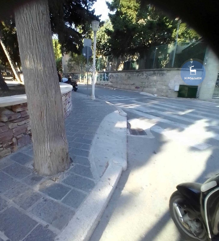 Εδώ η ράμπα είναι ακατάλληλη ενώ και το δέντρο στη μέση  του πεζοδρομίου, κλείνει εντελώς τον δρόμο
