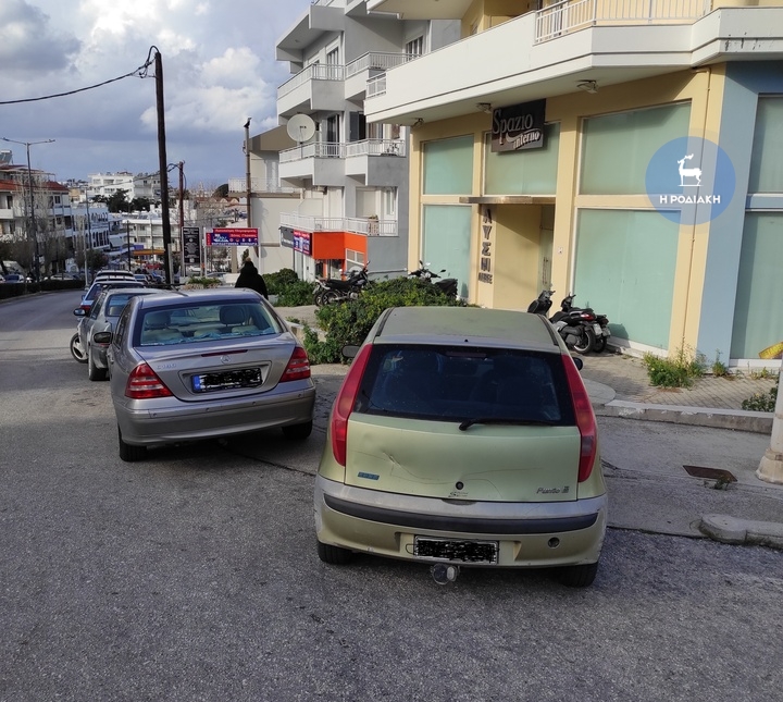 Παρά το ότι έχει κατασκευαστεί ράμπα, τα ΑμεΑ δεν μπορούν να τη χρησιμοποιήσουν  γιατί τα αυτοκίνητα τη μετέτρεψαν σε πάρκινγκ