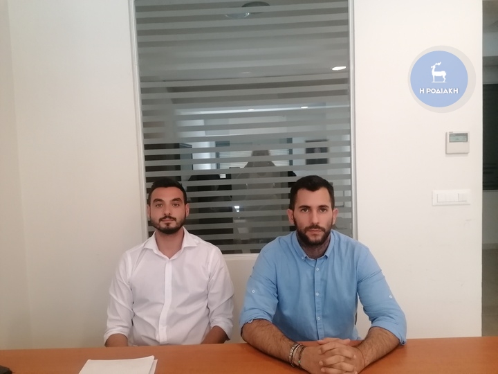 Ο κ. Μουτσάκης (αριστερά) και ο κ. Γεράσιμος Παρασκευάς, υπεύθυνος επικοινωνίας της νομαρχιακής επιτροπής