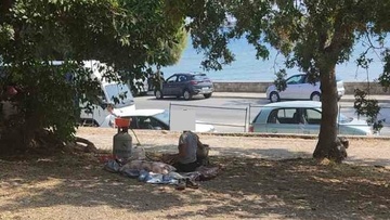 Κάμπινγκ στο πάρκο της οδού Βύρωνος