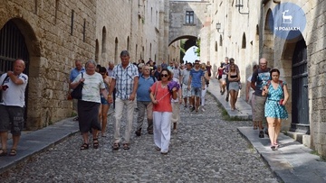 Guardian: Θεαματική η τουριστική ανάκαμψη στην Ελλάδα