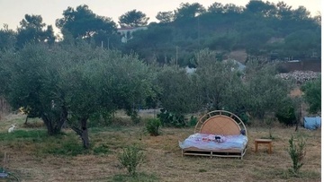 Τέλενδος: Ενοικιάζεται «κρεβάτι σε οικόπεδο με... θέα τα αστέρια»