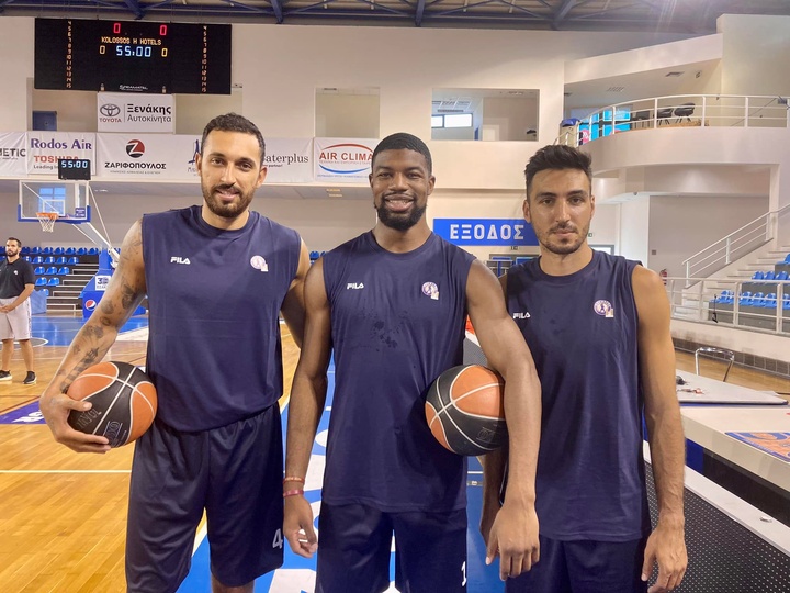 Από αριστερά οι Λίνος Χρυσικόπουλος, Μαλίκ Όσμπορν και Δημήτρης Κατσίβελης, βρίσκονται στη  Ρόδο