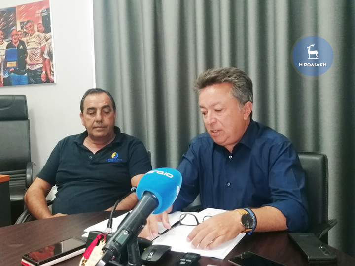 Ο κ. Γ. Καμπούρης (δεξιά), πλαισιωμένος από τον κ. Ηλ. Πετρίδη, κατά τη χθεσινή συνέντευξη Τύπου