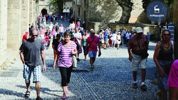 Επιμήκυνση της τουριστικής περιόδου εξετάζει το υπουργείο Τουρισμού