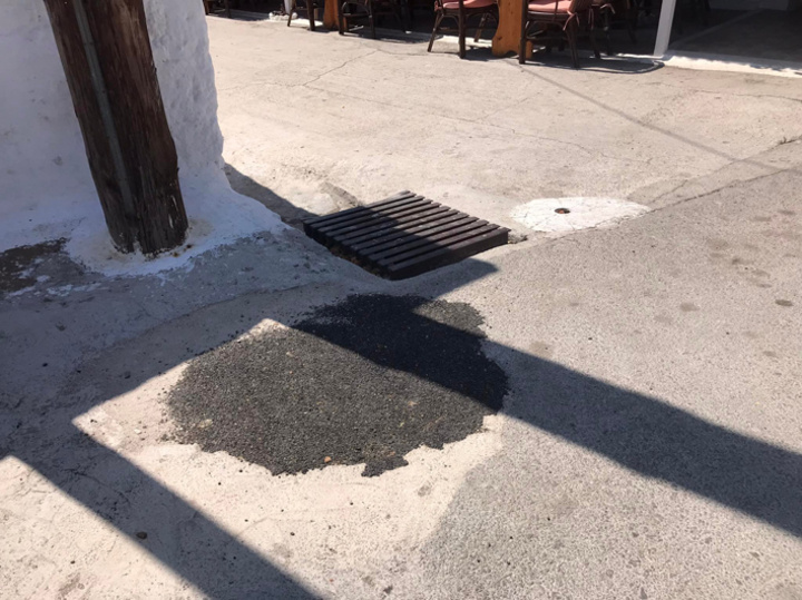 Η λακκούβα μέσα  στην οποία έπεσε  ο τουρίστας  είναι πλέον σκεπασμένη