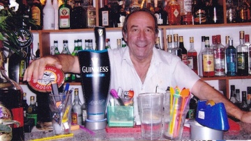 Ο ηλεκτρολόγος με το παλαιότερο μπαρ στη Ρόδο, που γράφει ποιήματα,  τραγουδάει και παίζει μπουζούκι