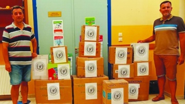 Είδη πρώτη ανάγκης έστειλαν οι στρατιωτικοί στους πληγέντες από την καταστροφική φωτιά στην Αττική