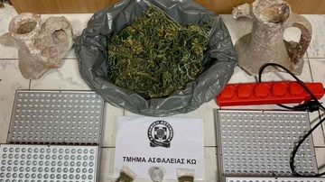 Συνελήφθη άνδρας στην Κω για καλλιέργεια ναρκωτικών και κατοχή αρχαιοτήτων
