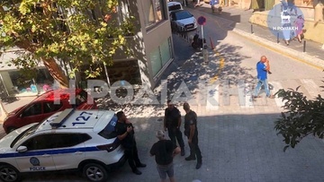 Βίντεο: Η προσαγωγή των δύο δραστών για την δολοφονία του 46χρονου εργολάβου στην ανακρίτρια - Άγριο ξέσπασμα συγγενών και φίλων έξω από τα δικαστήρια