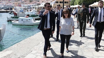 Ο δήμαρχος Χάλκης, Άγγελος Φραγκάκης υποδέχθηκε την Πρόεδρο της Δημοκρατίας στο νησί