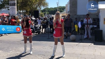 Μουσικοχορευτικό σόου αυτή την ώρα στον πεζόδρομο του "Ακταίον"!