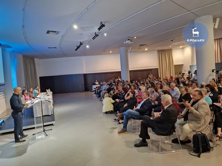 Κατάμεστη ήταν η αίθουσα του Νεστοριδείου Μελάθρου  που καταχειροκρότησε τους ομιλητές της βραδιάς