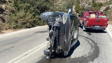 Κάρπαθος: Ζωντανός μέσα από το όχημά του βγήκε νεαρός Τσέχος τουρίστας