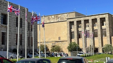 Βρετανικές σημαίες υψώθηκαν στην πλατεία Δημαρχείου