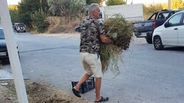 Είδε κι απόειδε και... καθάρισε μόνος του το πεζοδρόμιο της γειτονιάς