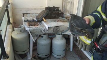 Φωτιά σε μπαλκόνι διαμερίσματος κινητοποίησε την Πυροσβεστική στην πόλη της Ρόδου
