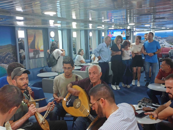 Το κέφι των οργανοπαικτών μας συνεχίστηκε ασταμάτητα μέχρι και το πλοίο της επιστροφής