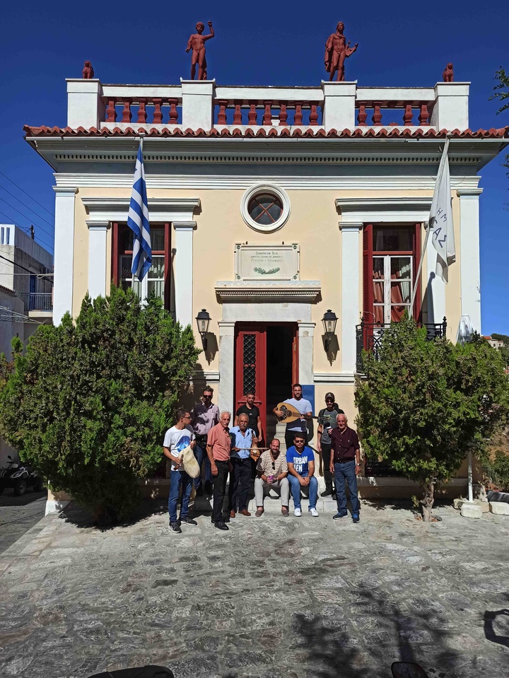 Τα Μέλη της Καρπαθιακής Μουσικής αποστολής μπροστά στο παλαιό Δημαρχείο της Κέας, έργο του Ερνέστου Τσίλλερ