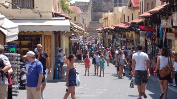 Σ. Ζαχαράκη: «Ο ελληνικός τουρισμός είναι πρώτα και πάνω από όλα οι άνθρωποί του»
