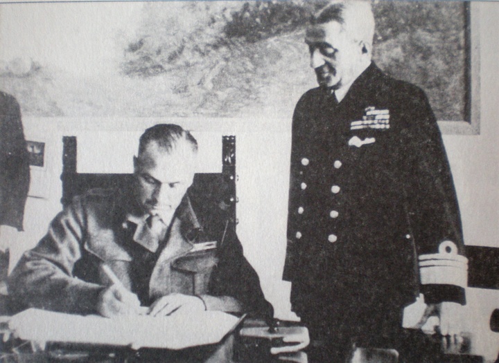 Ο Βρετανός ταξίαρχος Πάρκερ υπογράφει τη μεταβίβαση με... εξαφανισμένο τον Αμοργιανό. Η εξαφάνιση είναι παντοτινή. Η δεύτερη γνωστή φωτό