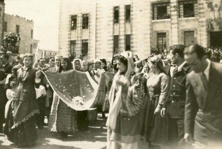 Η ελληνική σημαία μεταφέρεται από το Δημαρχείο στο Διοικητήριο