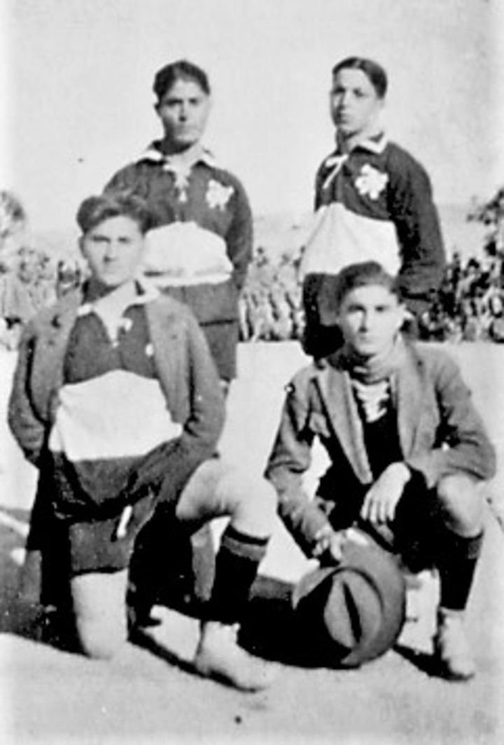 1929 Ο Αλέξανδρος Διάκος  ως παίκτης του Δωριέα.  Διακρίνονται όρθιοι από  αριστερά Μιχαήλ Σκάρος και Μανώλης Φραράκης. Καθήμενοι Νικόλαος Καλαφατάς και δεξιά κρατώντας το καπέλο ο Διάκος