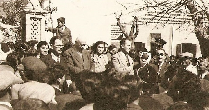 12 Μαρτίου 1950. Πρώτες βουλευτικές εκλογές στα Δωδεκάνησα.  Διακρίνονται ο Στυλιανός Κωτιάδης ομιλών, ο Ιωάννης Ζίγδης  και ο Αθανάσιος Καζούλλης 