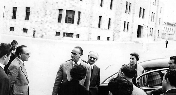 Ο Στέλιος Κωτιάδης συνοδεύων τον πρωθυπουργό Κ. Καραμανλή και τη σύζυγό του Αμαλία Μεγαπάνου. Διακρίνεται ο διευθυντής της Νομαρχίας Δωδεκανήσου Επαμεινώνδας Βόνδας