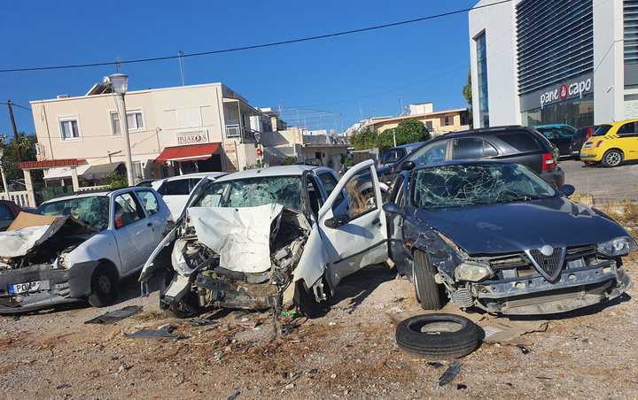  Από τροχαία ατυχήματα των τελευταίων εβδομάδων. Ό,τι απέμεινε από  τα αυτοκίνητα που μεταμορφώθηκαν σε άμορφες μάζες σιδηρικών