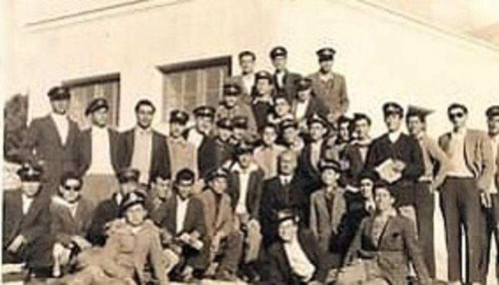 Ο καθηγητής Εμμ. Καριώτης φωτογραφούμενος με τους τελειόφοιτους του Νικηφόρειου Γυμνασίου, του έτους 1954