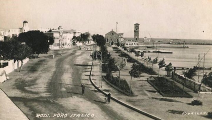Μαντράκι. Η κεντρική λεωφόρος στις αρχές της πρώτης δεκαετίας  του 1920, πριν ασφαλτοστρωθεί