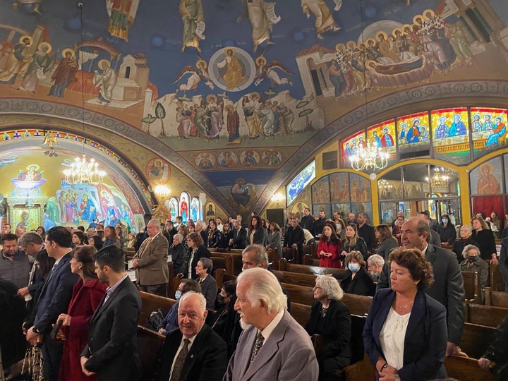 Με δέηση το εκκλησίασμα παρακολουθεί τη Θεία Λειτουργία (φωτογραφία: Ειρήνη Σακέλλη)