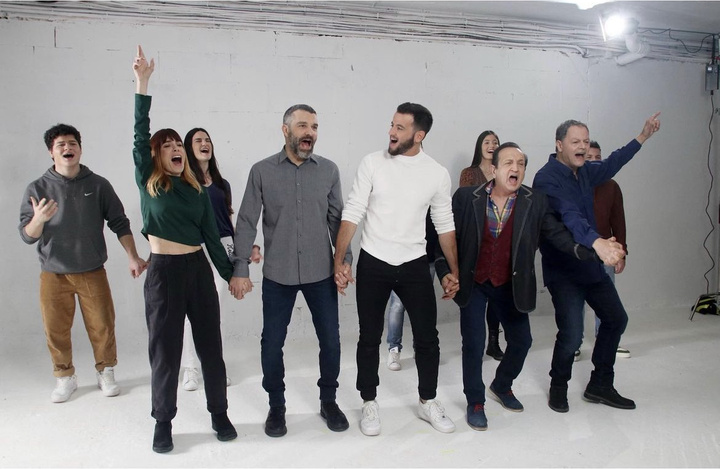 Ο Μάνος Τάκος με τους Σπύρο Μπιμπίλα, Πέτρο Λαγούτη, Μυρτώ Αλικάκη στο βίντεο κλιπ του τραγουδιού