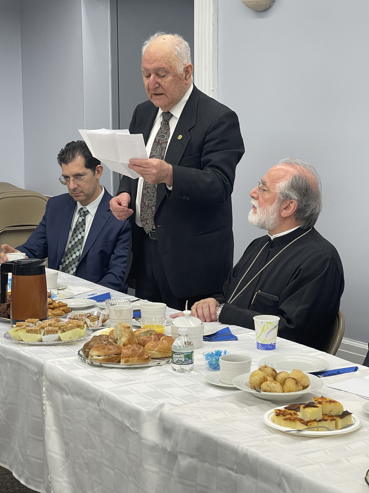 Μεταξύ του προέδρου της Κοινότητας και του ιερατικού προϊσταμένου ο Μανώλης Κασσώτης παρουσιάζει το βιβλίο του Μανώλη Μακρή (φωτογραφία: Αδαμαντία Μαρή)